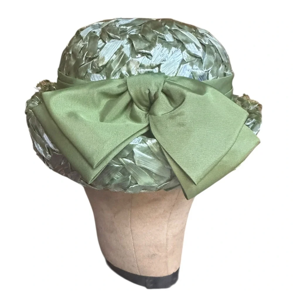 1950s Voquemont Pale Green Straw, w/Birdcage Veil & Olive Green Ribbon, Boater H